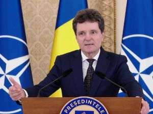 Huiduieli la Alba Iulia în momentul depunerii coroanei din partea preşedintelui Nicuşor Dan